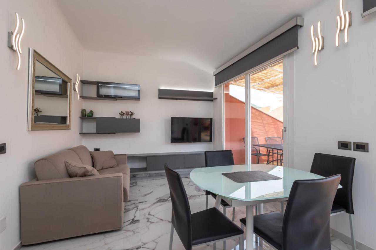 Casa Vacanza " La Rosa " Imperia Liguria מראה חיצוני תמונה